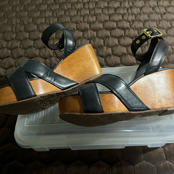 Tory Burch Blue Leather Sandal with Gold Medallion - Picture 4 of 4